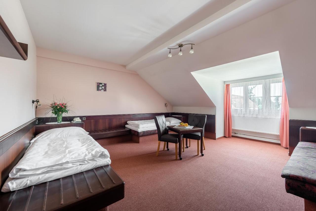 Hotel Floret Prŭhonice Luaran gambar