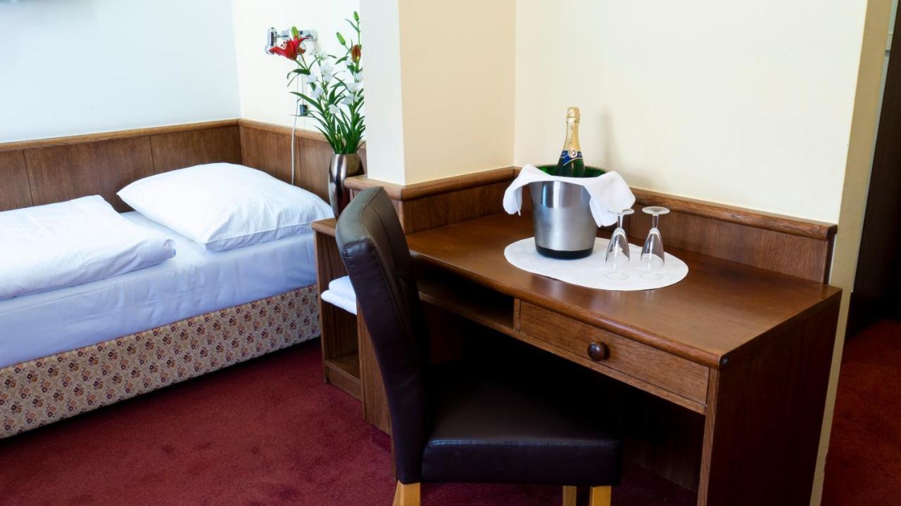 Hotel Floret Prŭhonice Luaran gambar